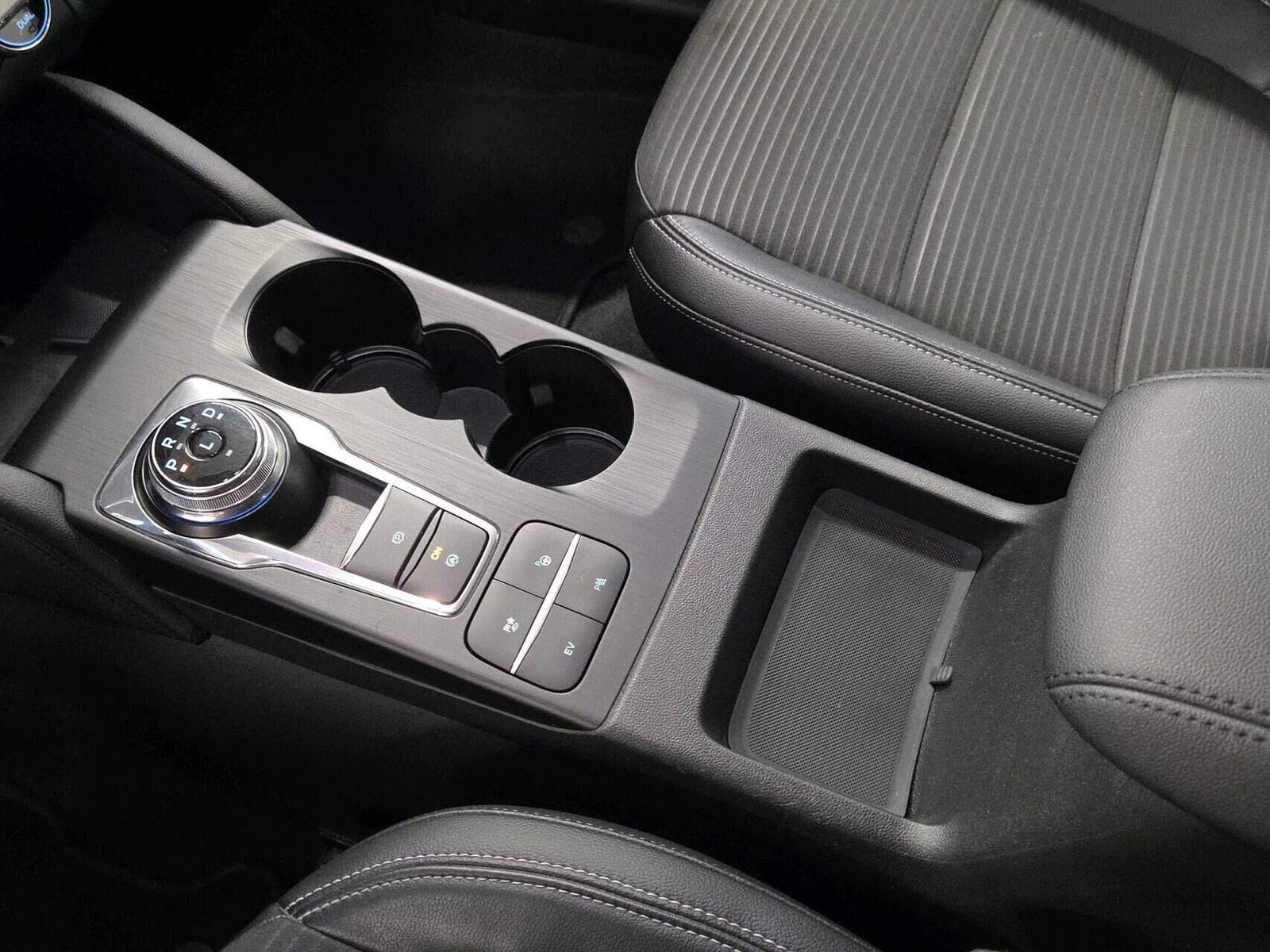 Grå Ford Kuga fra 2021