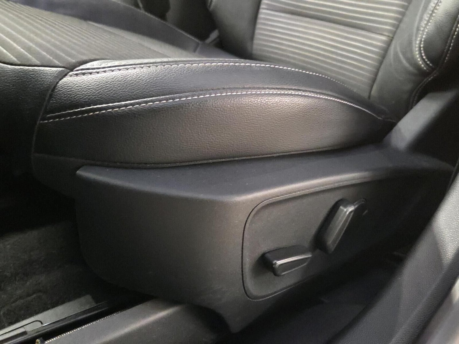 Grå Ford Kuga fra 2021