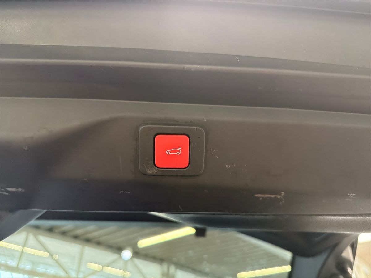 Sort Peugeot e-3008 fra 2025