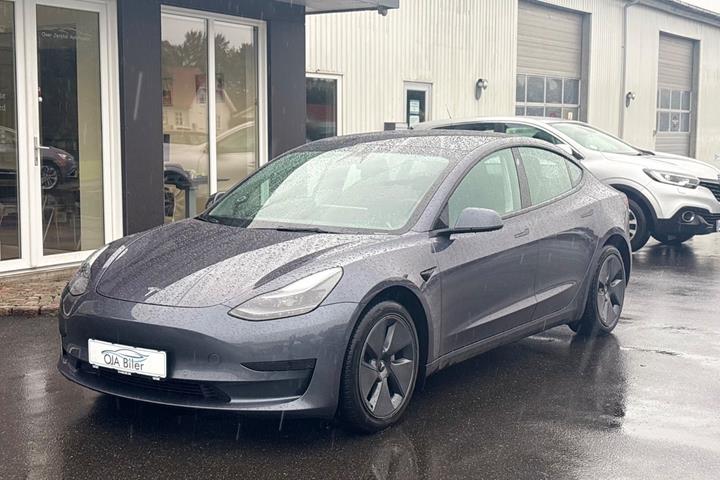 Grå Tesla Model 3 fra 2021