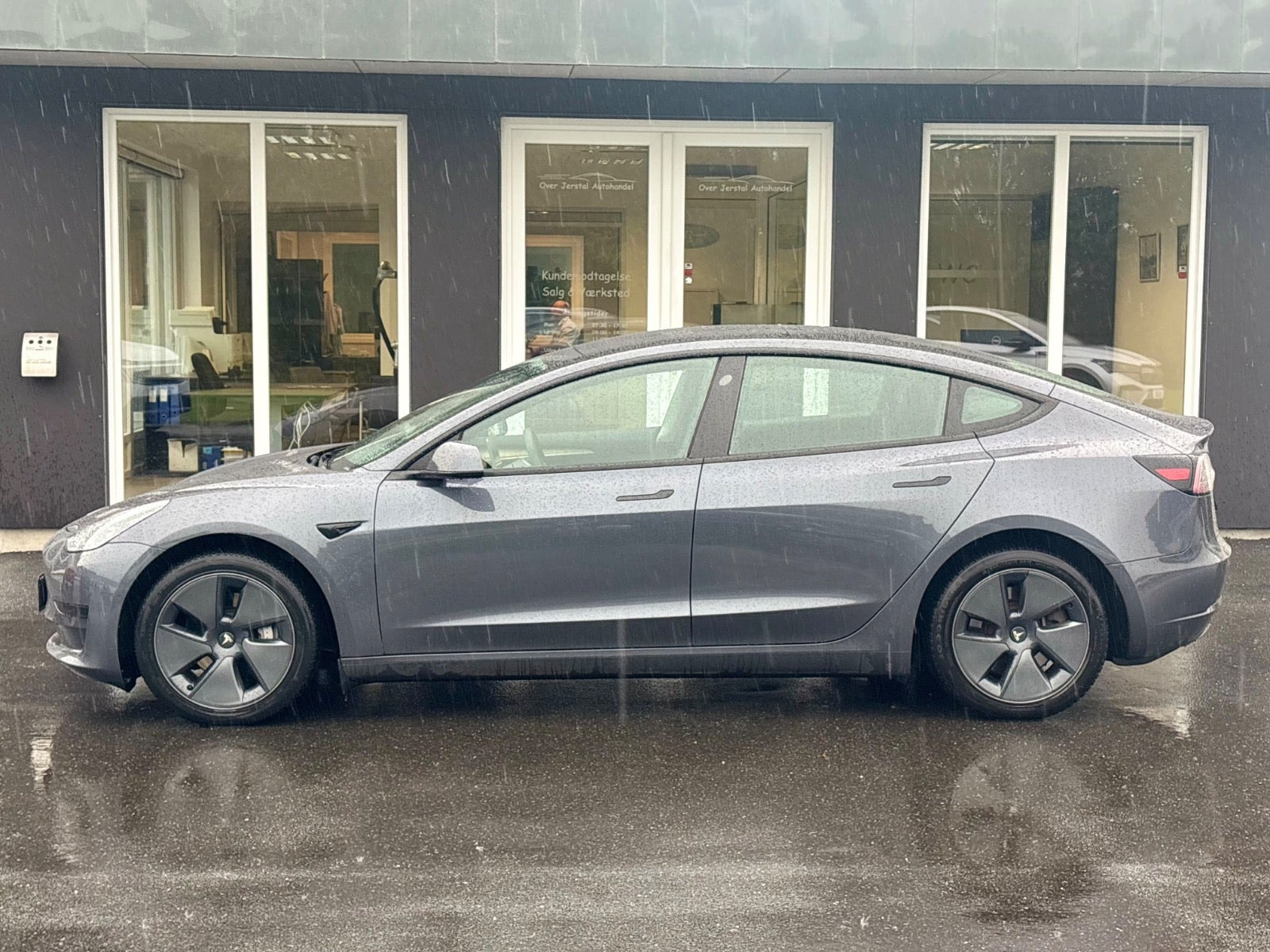Grå Tesla Model 3 fra 2021
