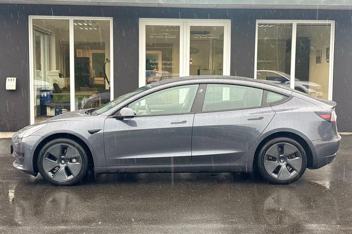 Grå Tesla Model 3 fra 2021