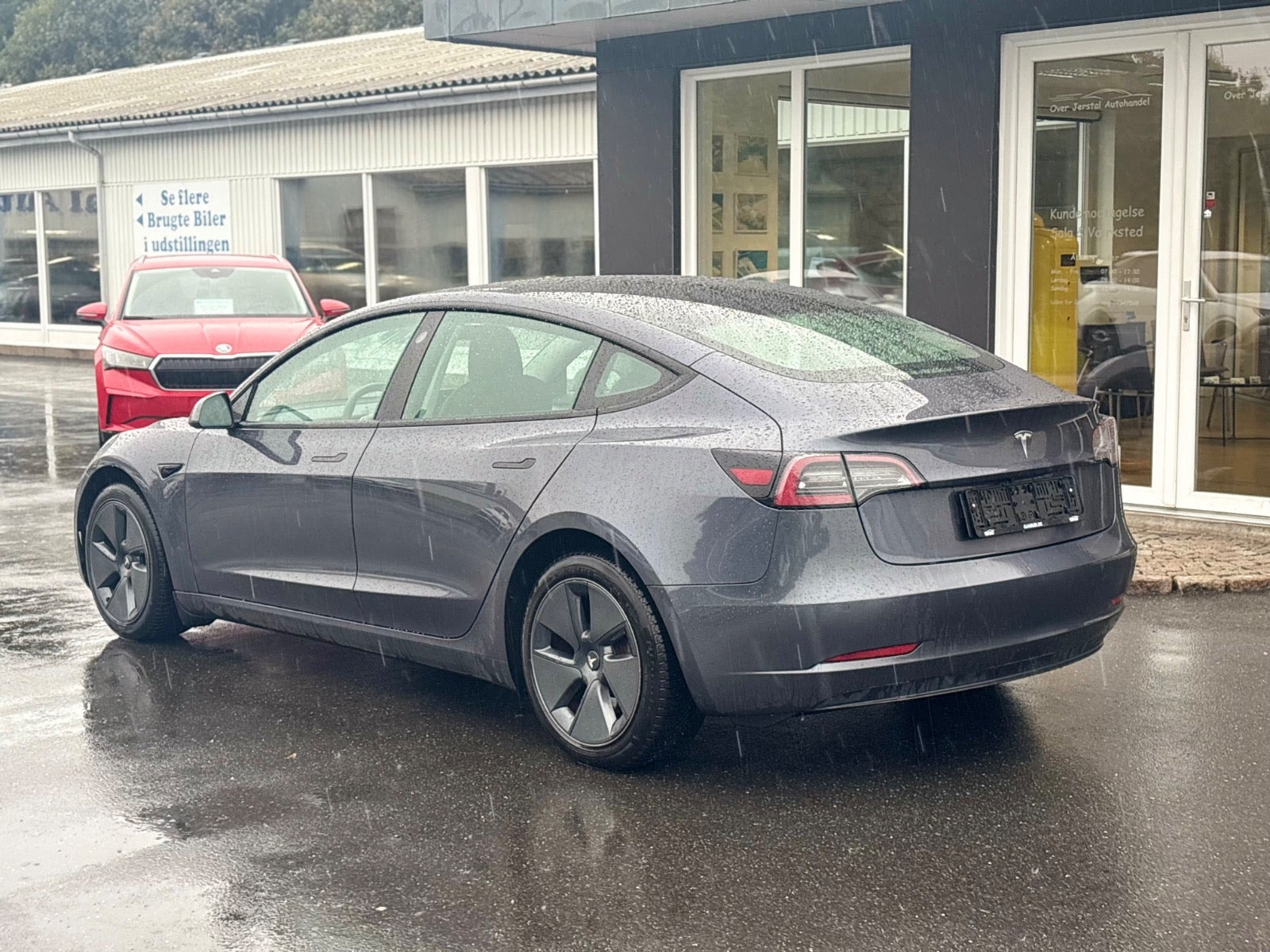 Grå Tesla Model 3 fra 2021