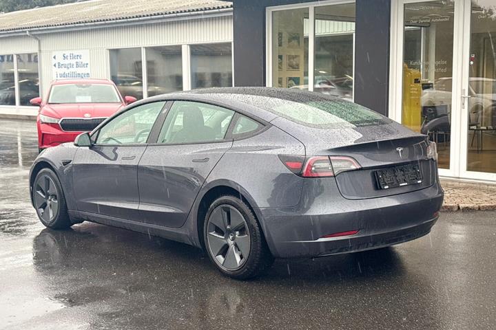 Grå Tesla Model 3 fra 2021