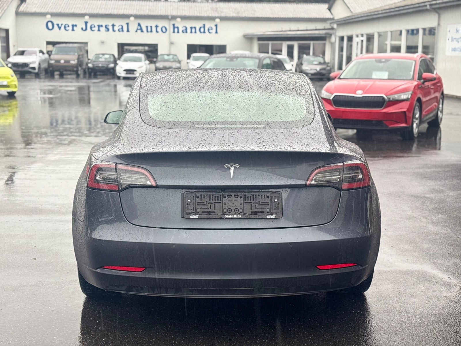 Grå Tesla Model 3 fra 2021