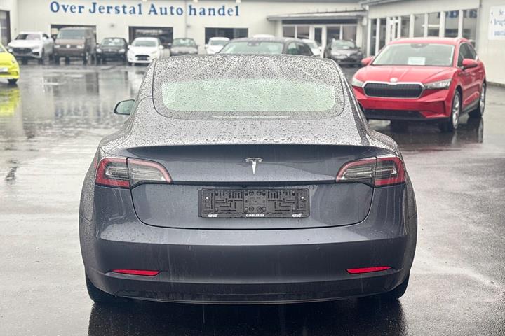 Grå Tesla Model 3 fra 2021