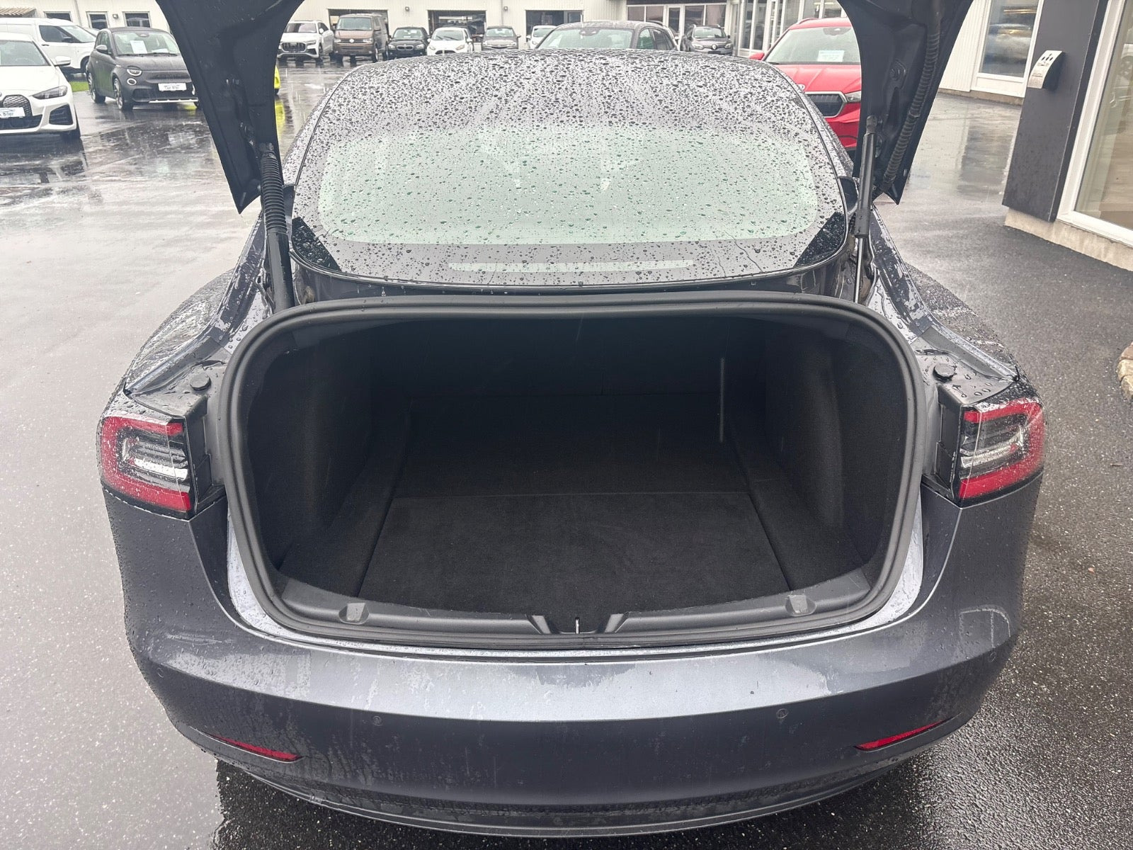 Grå Tesla Model 3 fra 2021