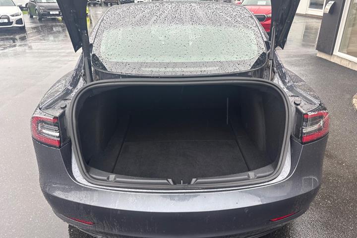 Grå Tesla Model 3 fra 2021