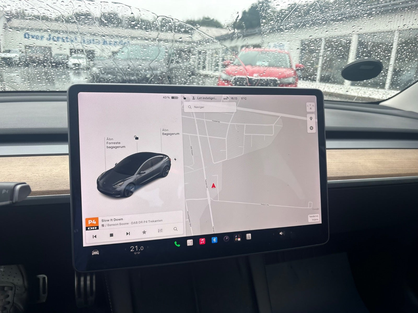 Grå Tesla Model 3 fra 2021