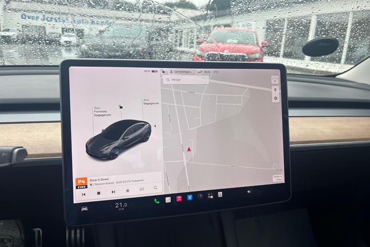 Grå Tesla Model 3 fra 2021