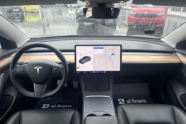 Grå Tesla Model 3 fra 2021