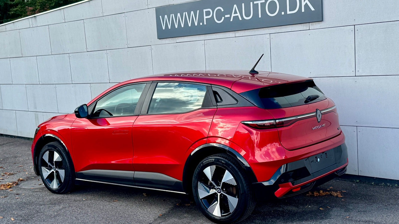 Rød Renault Megane E-Tech fra 2023