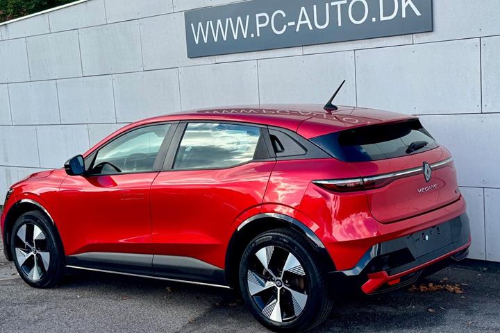 Rød Renault Megane E-Tech fra 2023
