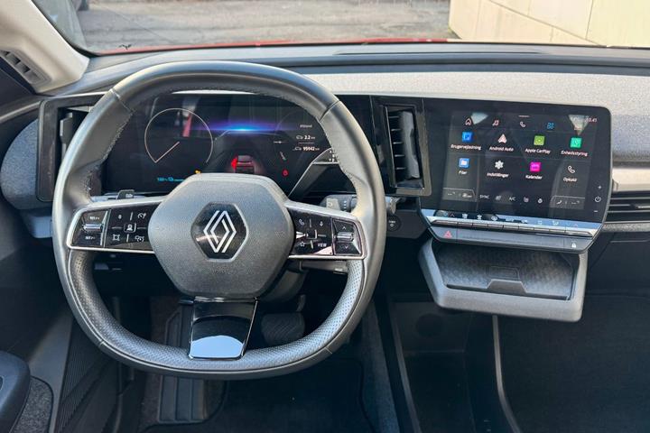 Rød Renault Megane E-Tech fra 2023