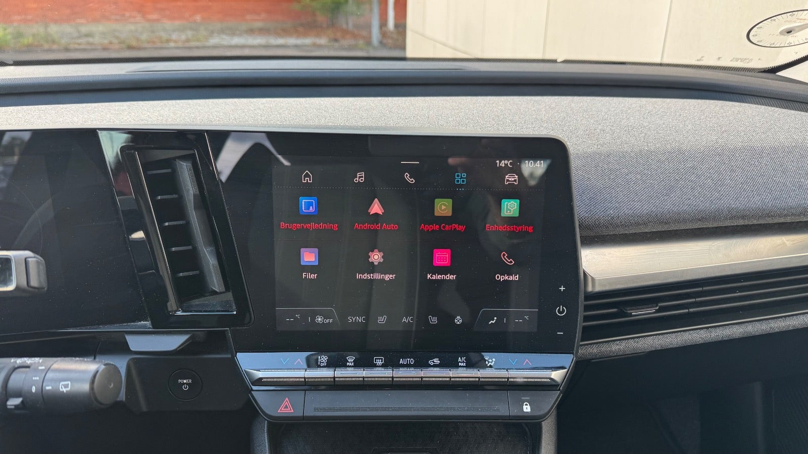 Rød Renault Megane E-Tech fra 2023