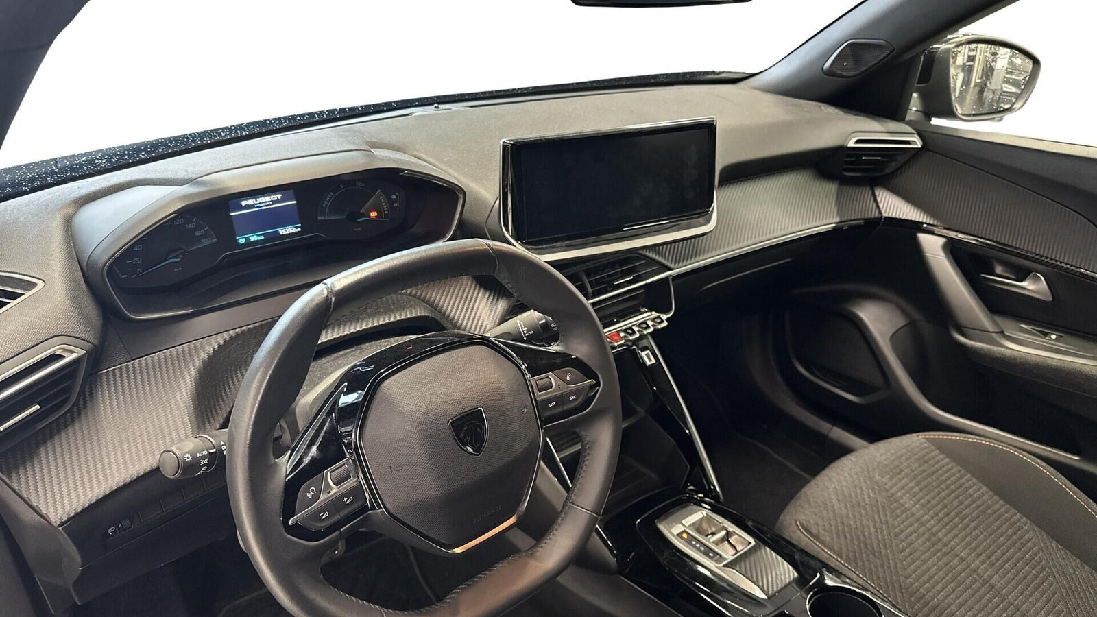 Sort Peugeot e-2008 fra 2025