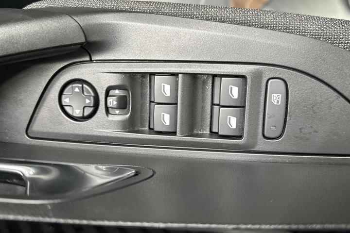 Sort Peugeot e-2008 fra 2025
