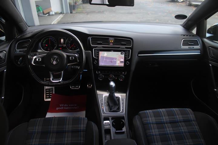 Sort VW Golf VII fra 2016