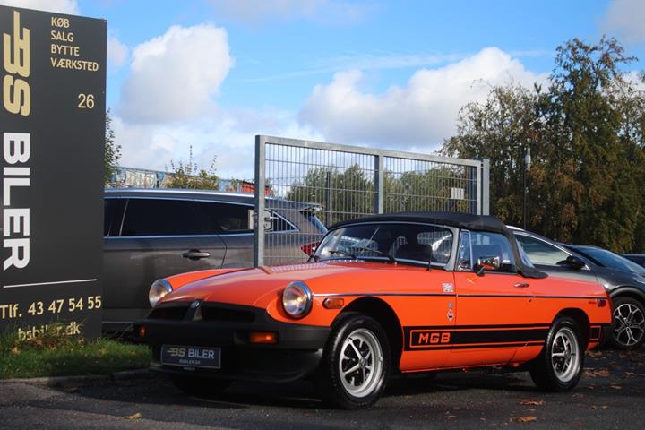 Orange MG B fra 1975