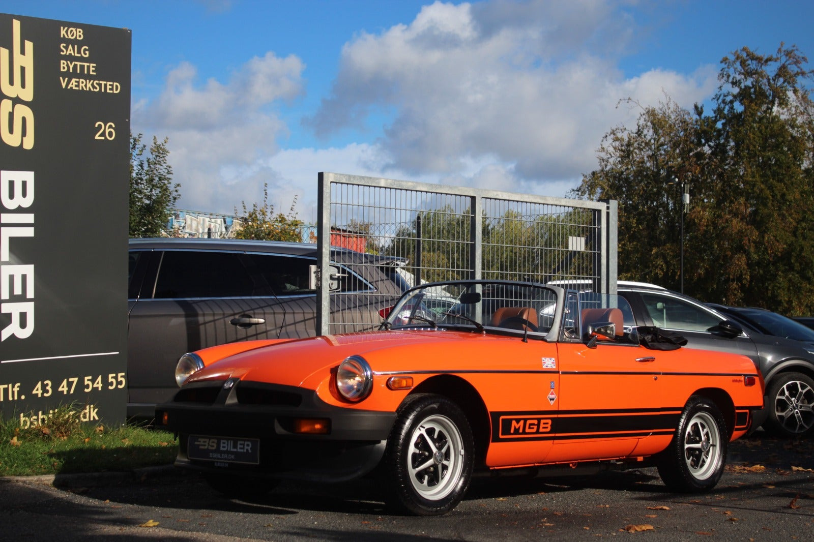 Orange MG B fra 1975