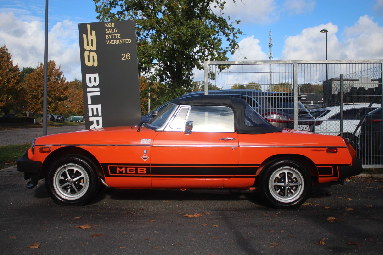 Orange MG B fra 1975