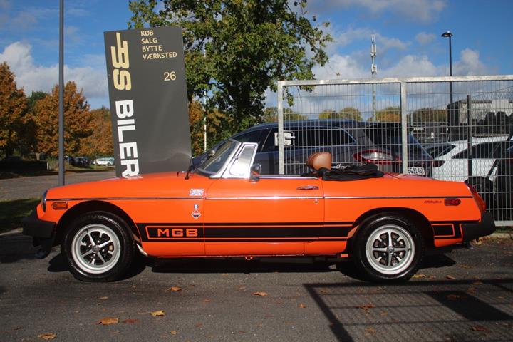Orange MG B fra 1975