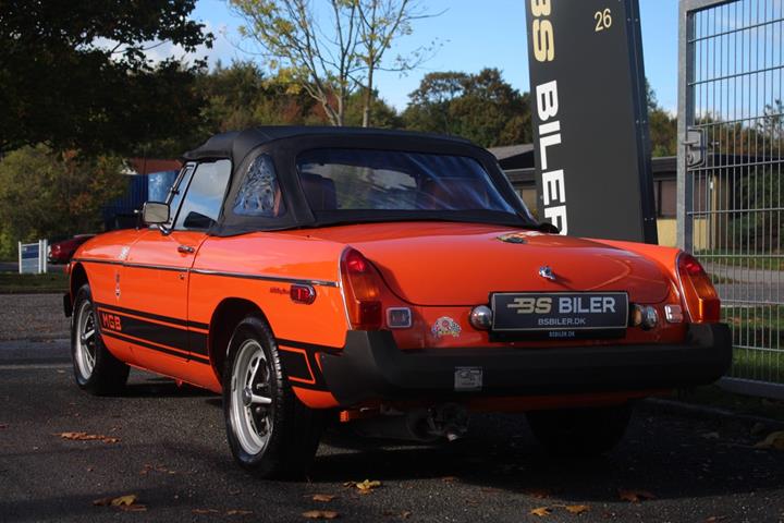 Orange MG B fra 1975
