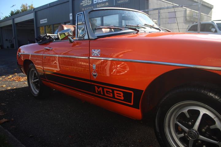 Orange MG B fra 1975