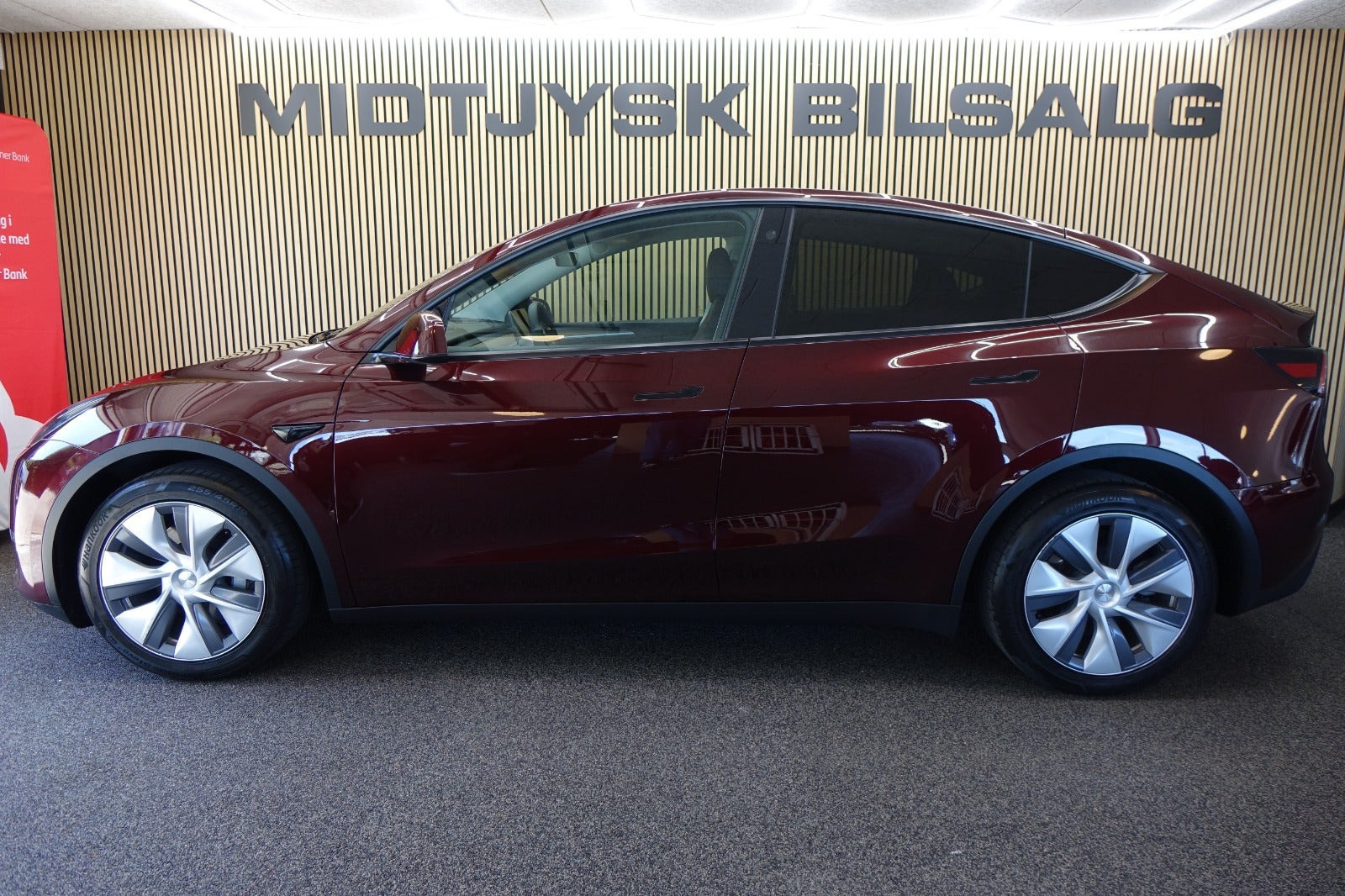 Rød Tesla Model Y fra 2024