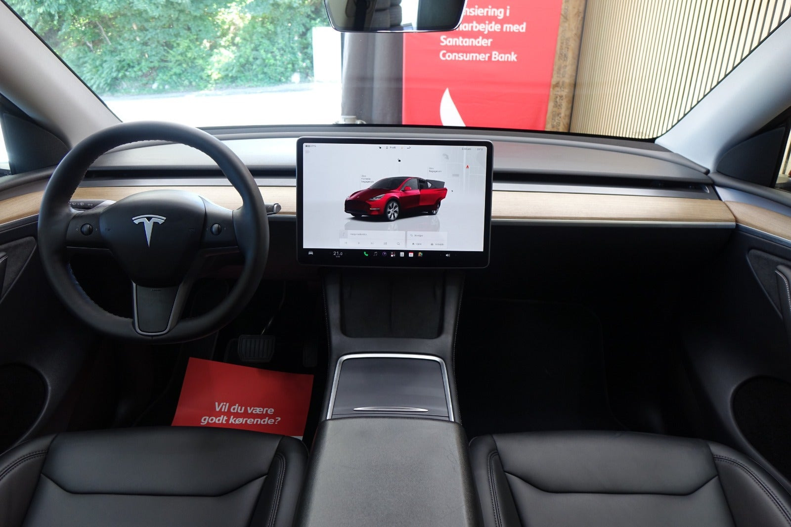 Rød Tesla Model Y fra 2024