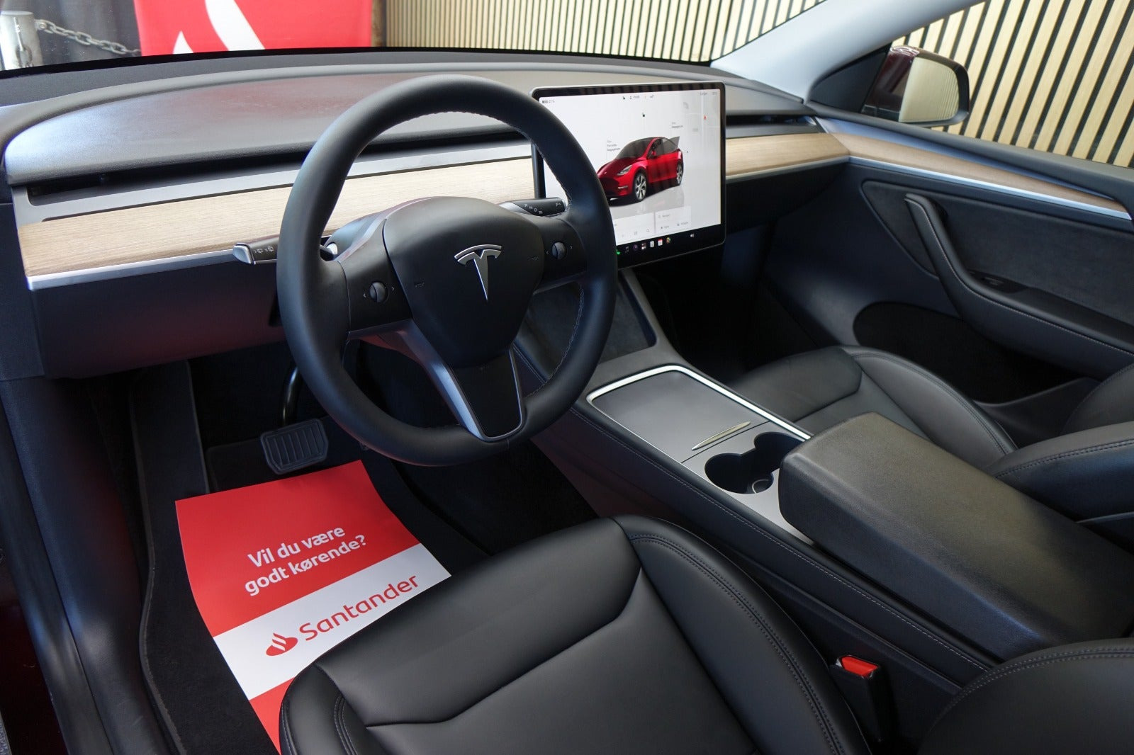 Rød Tesla Model Y fra 2024