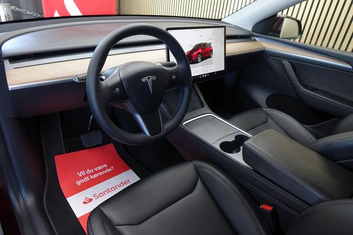 Rød Tesla Model Y fra 2024
