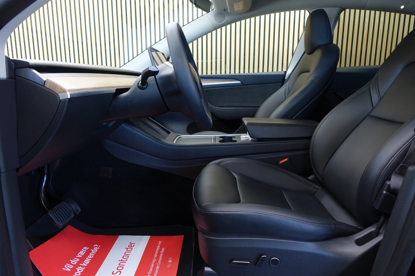 Rød Tesla Model Y fra 2024