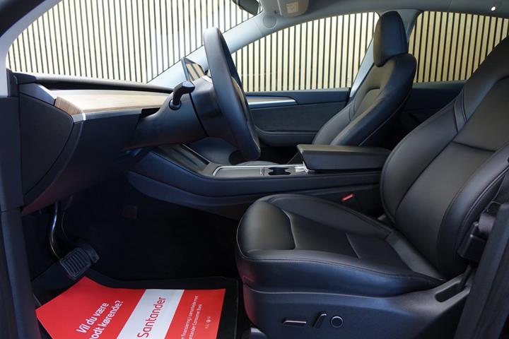 Rød Tesla Model Y fra 2024
