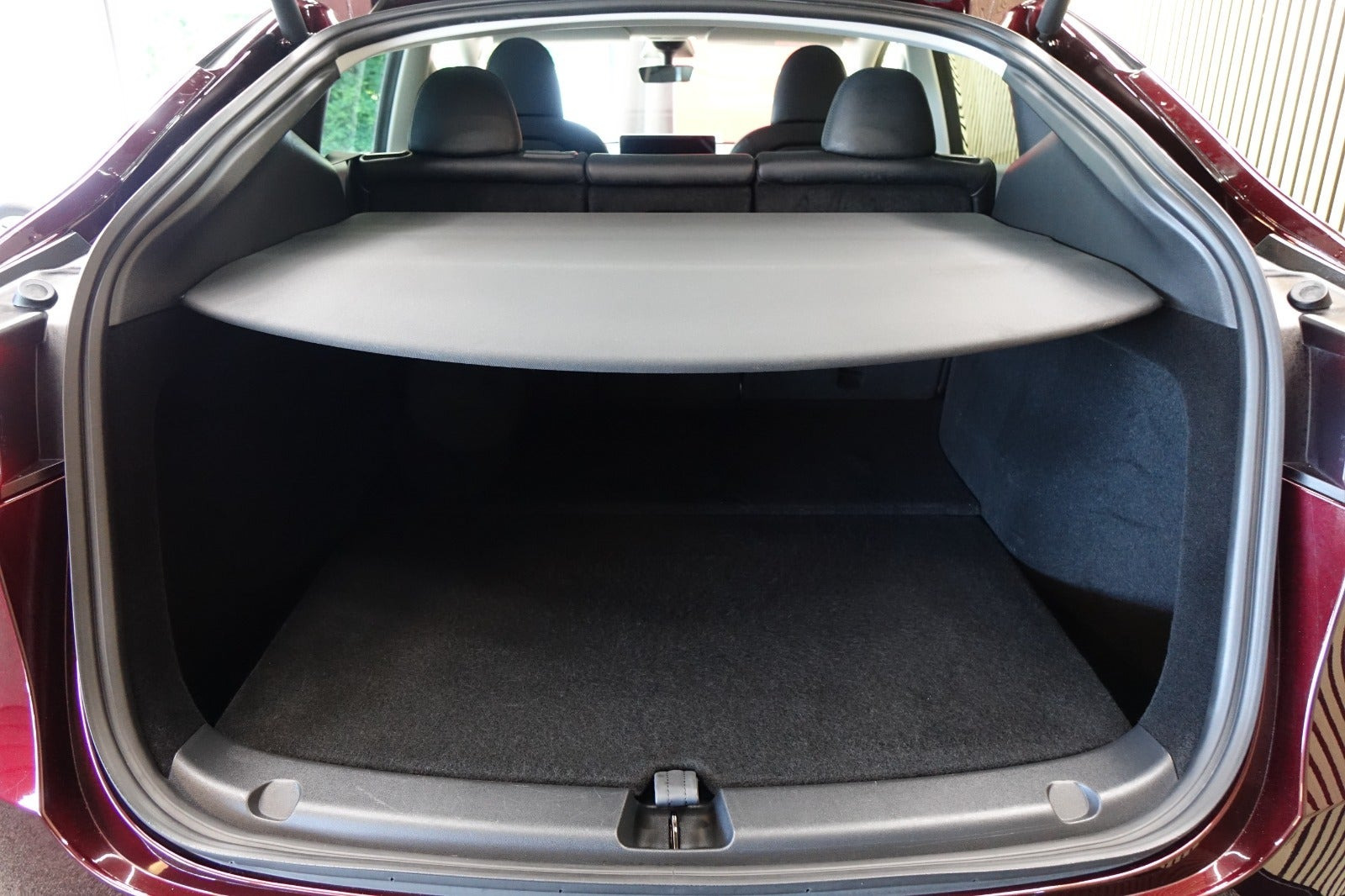 Rød Tesla Model Y fra 2024