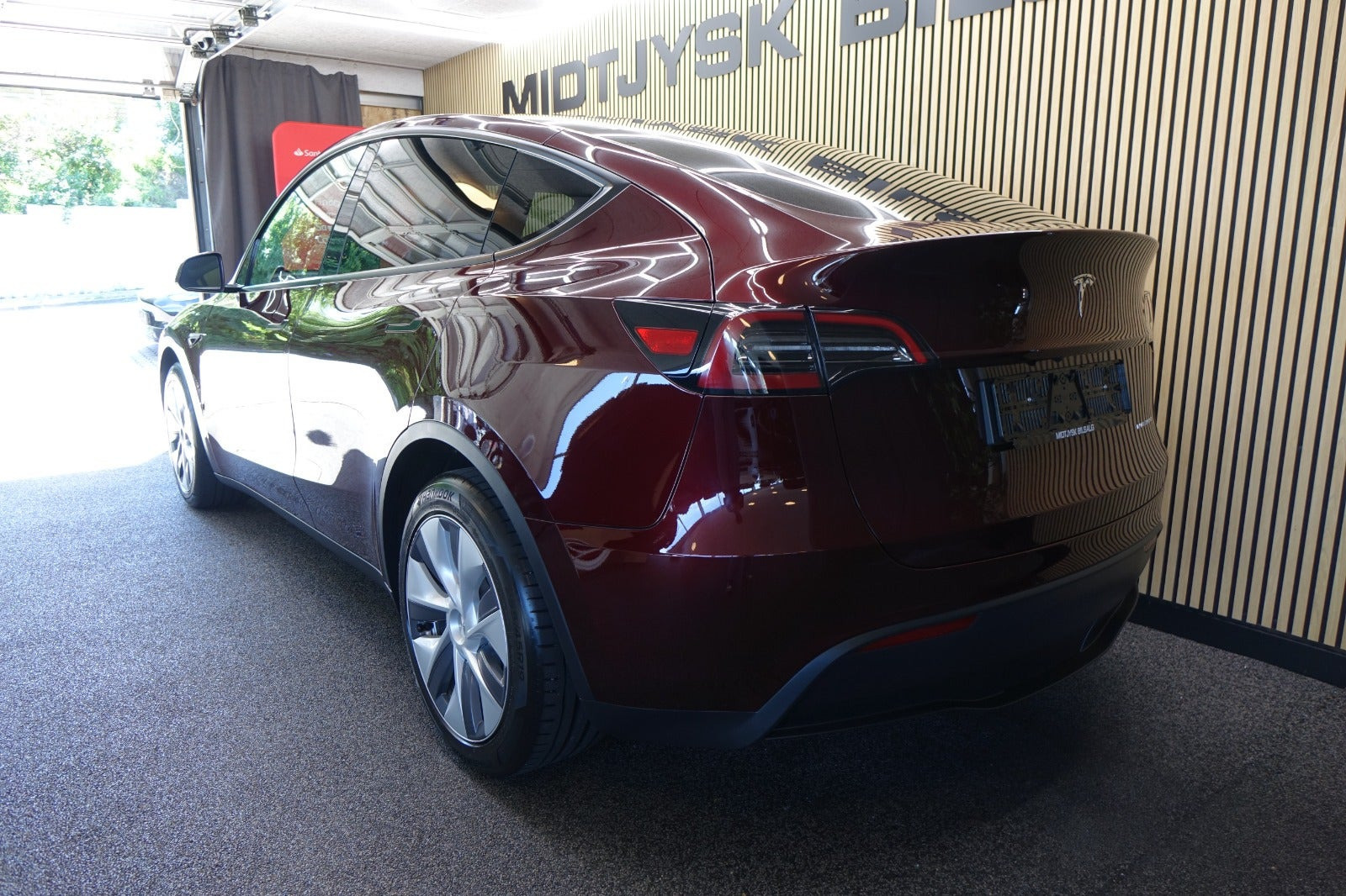 Rød Tesla Model Y fra 2024