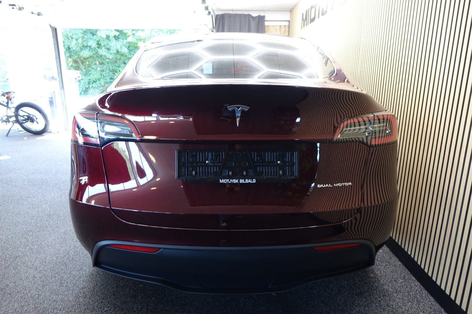 Rød Tesla Model Y fra 2024