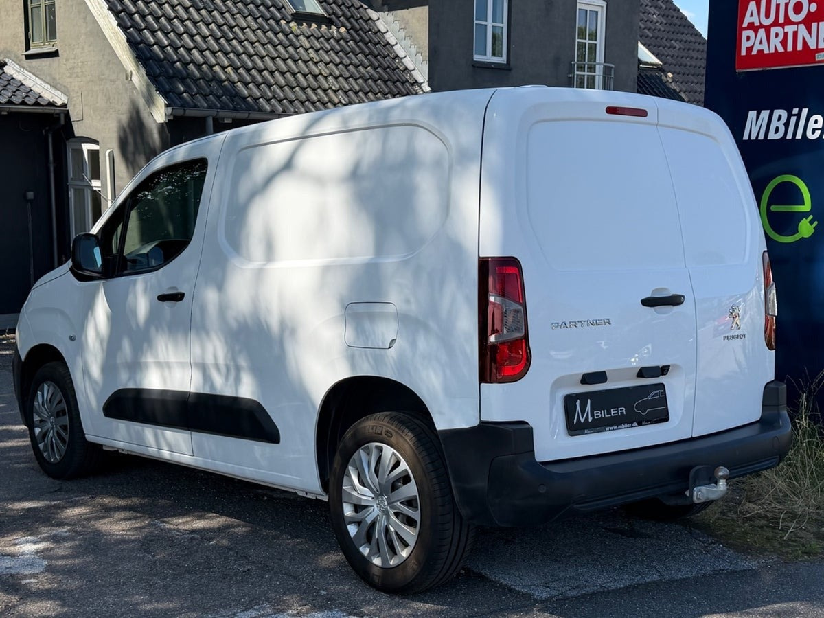 Hvid Peugeot Partner fra 2023