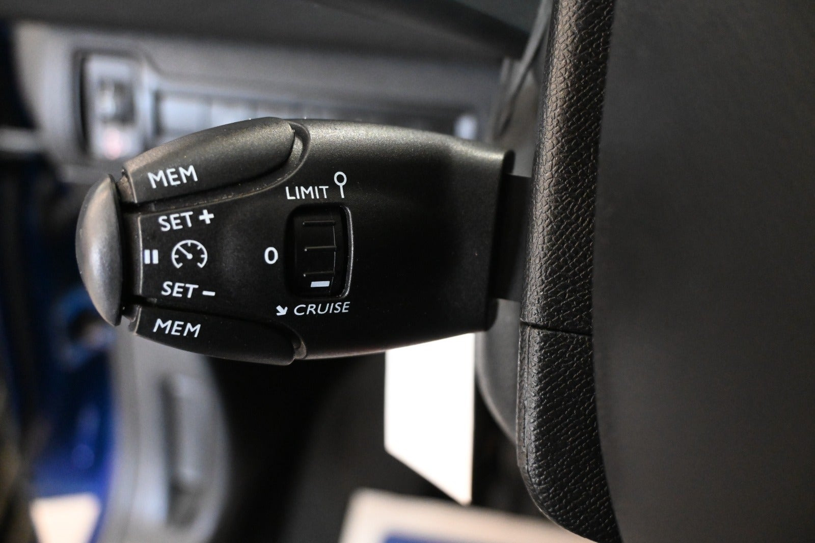 Blå Peugeot 308 fra 2019