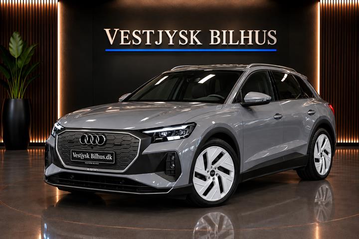 Gul Audi Q4 e-tron fra 2022 set udefra