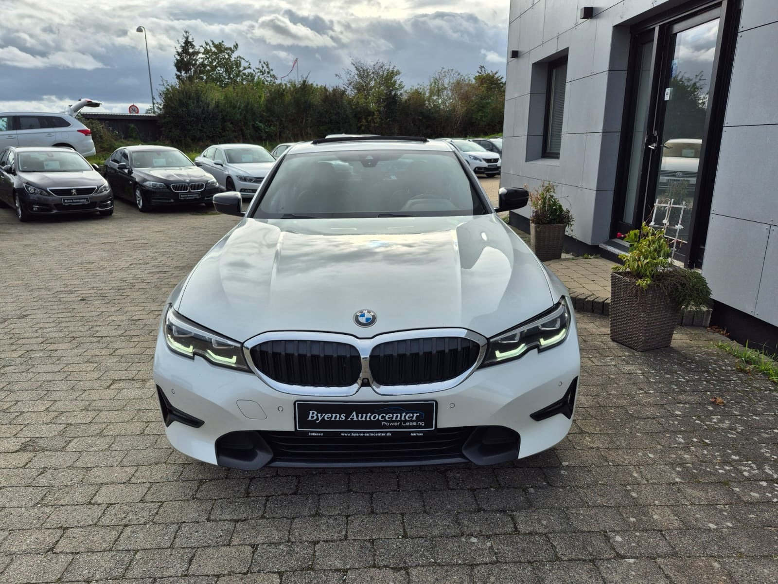 Hvid BMW 320i fra 2020