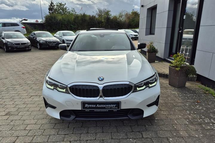 Hvid BMW 320i fra 2020