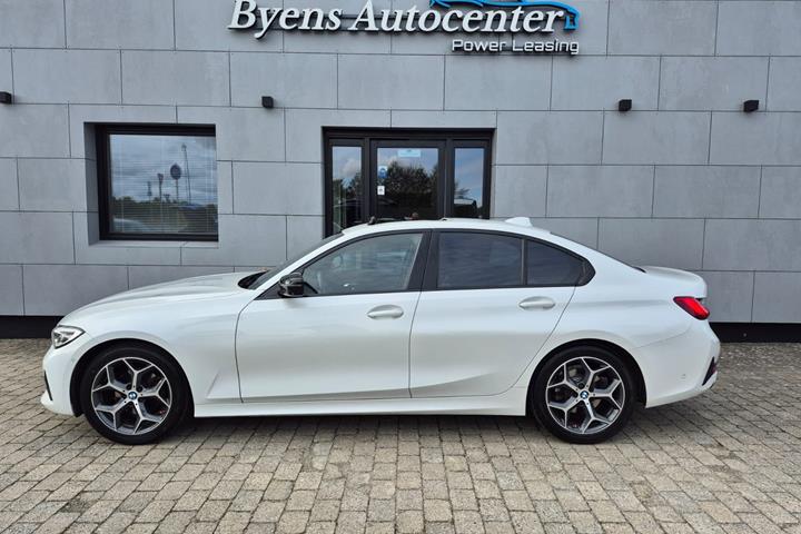 Hvid BMW 320i fra 2020