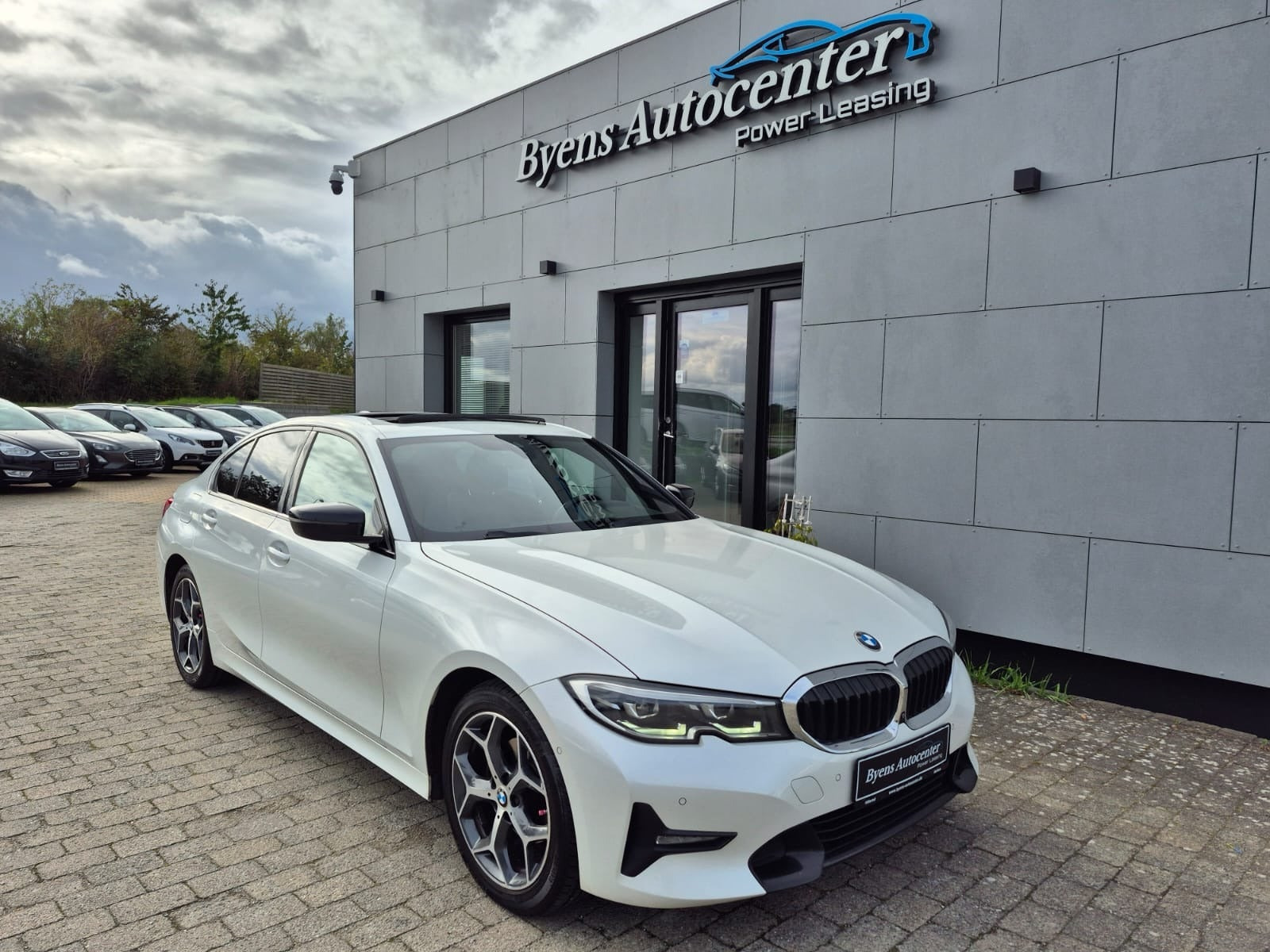 Hvid BMW 320i fra 2020