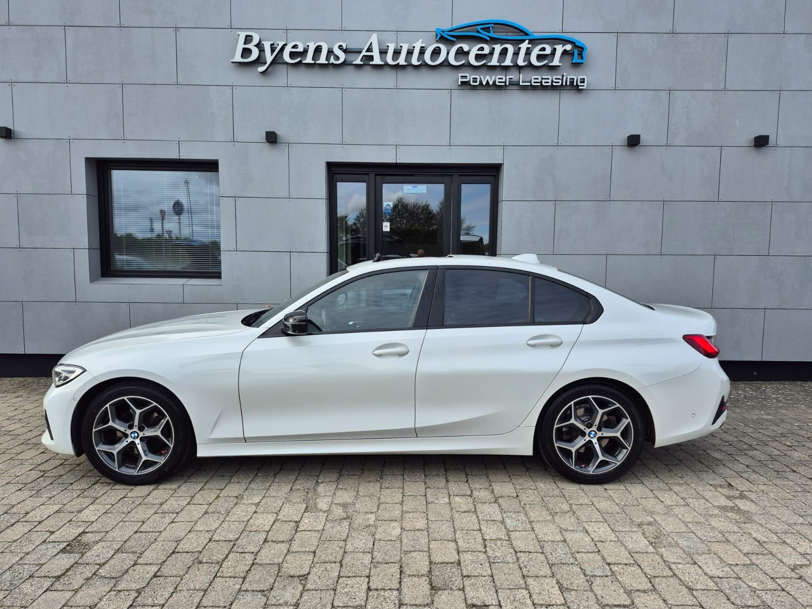 Hvid BMW 320i fra 2020