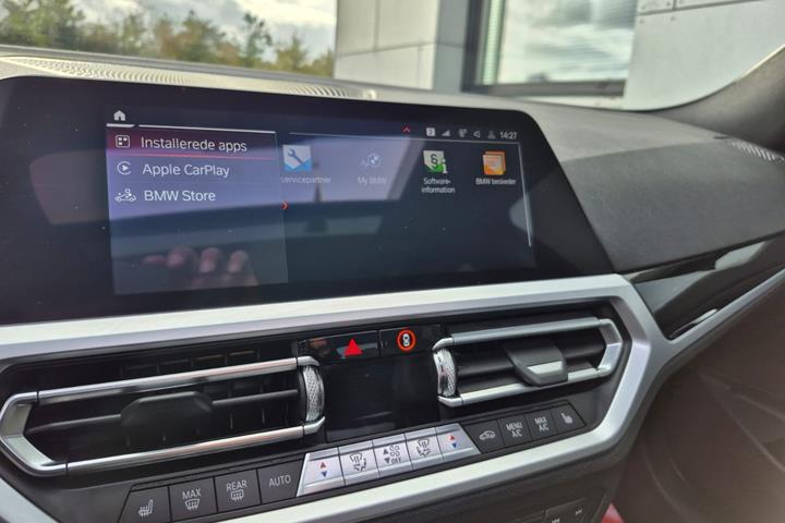 Hvid BMW 320i fra 2020