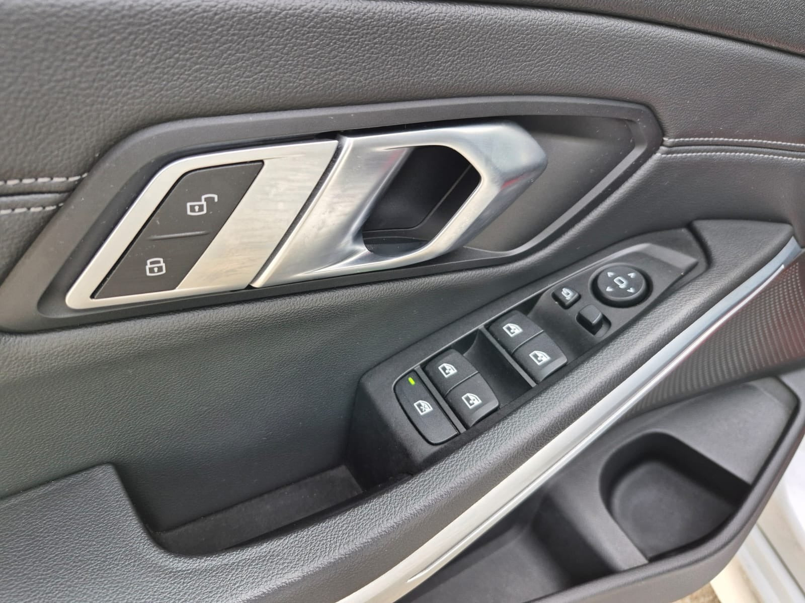 Hvid BMW 320i fra 2020