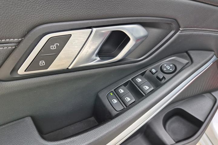 Hvid BMW 320i fra 2020