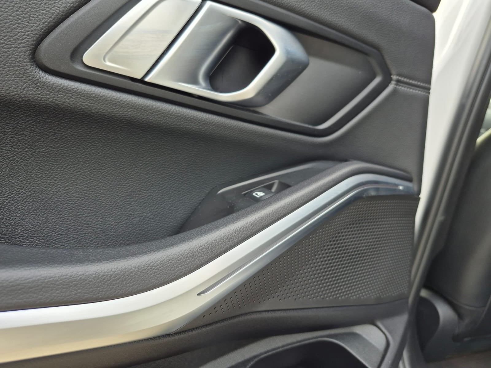 Hvid BMW 320i fra 2020