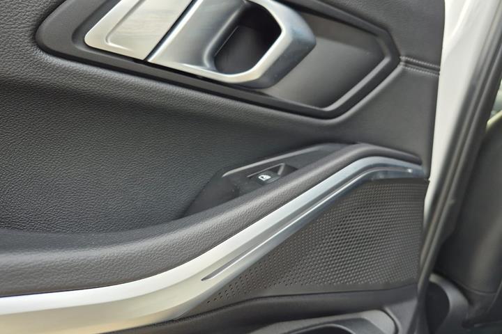 Hvid BMW 320i fra 2020